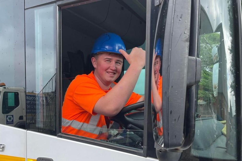 Cel mai tânăr șofer de camion din UK. Pe urmele tatălui