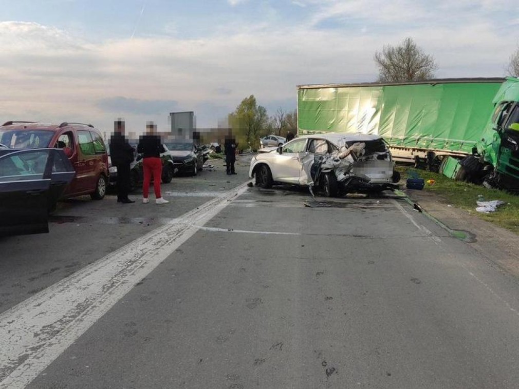 VIDEO Șofer român de camion a intrat într-o coloană de 15 mașini. Era beat