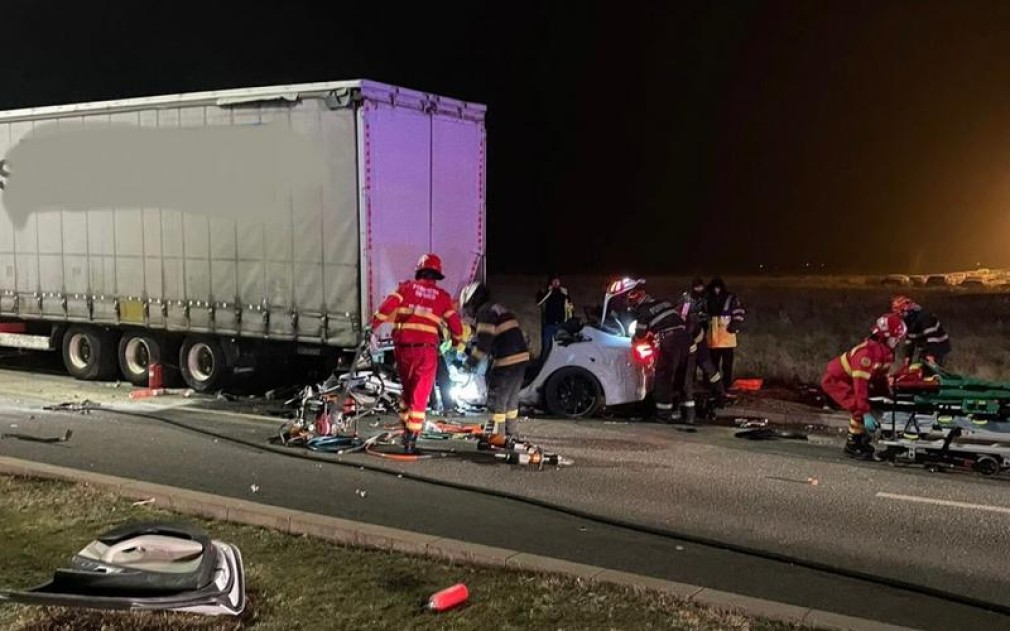 Doi tineri au murit după ce au intrat cu mașina sub un camion