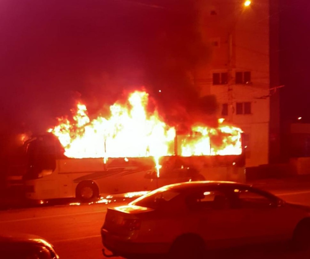 VIDEO Un autocar a ars în totalitate în Târgu Jiu