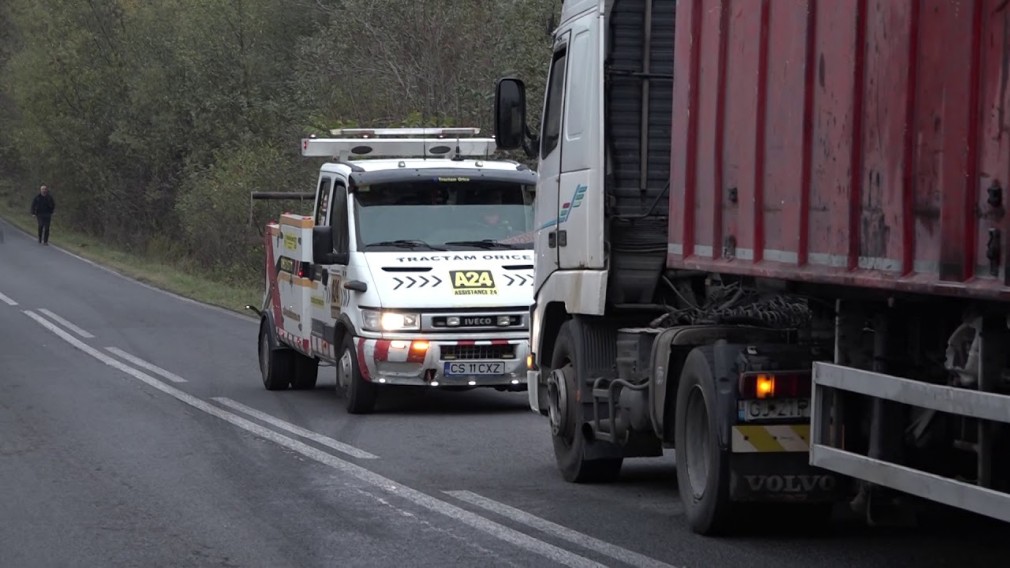 VIDEO: Un camion cu cărbuni a luat foc