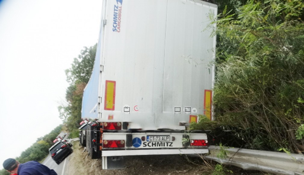 FOTOGRAFII: Buzău. Camion pe cale să cadă în prăpastie