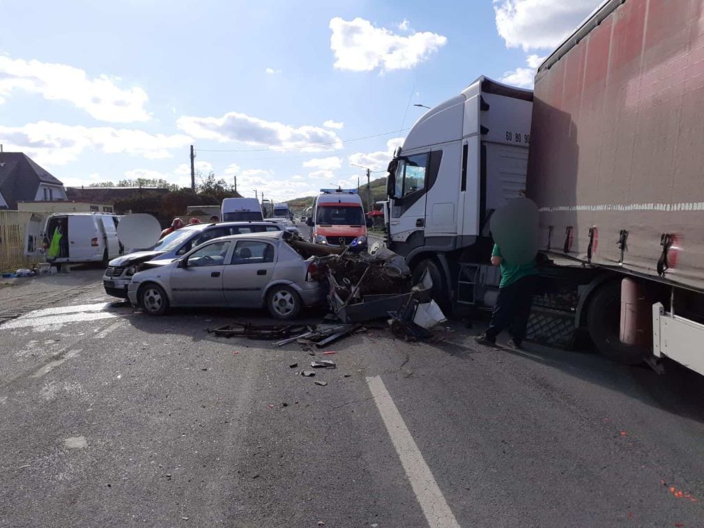 Accident cu două mașini și un camion, în Cluj