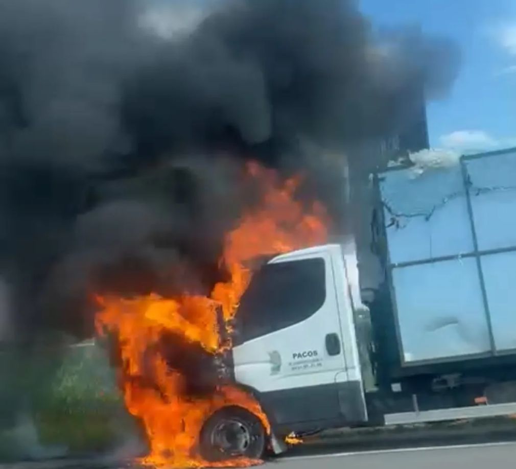 Un camion este în flăcări pe autostradă