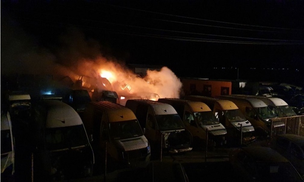 Focul a mistuit 27 de mașini dintr-un parc auto