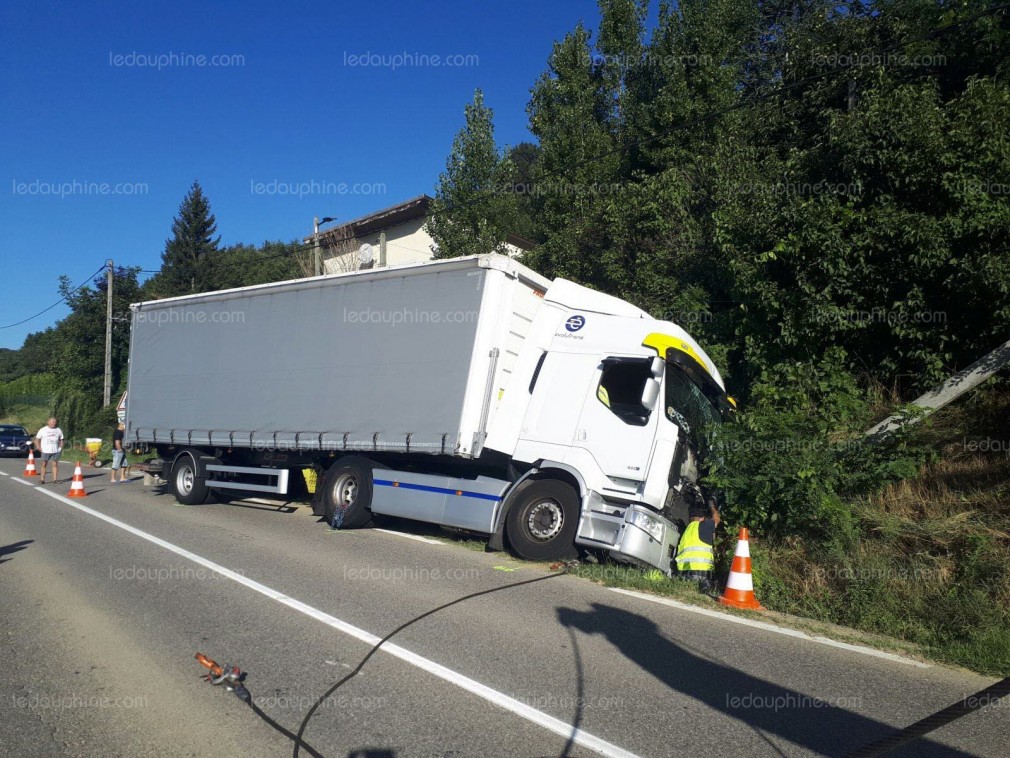 VIDEO: Un camion a tras după el o mașină câțiva kilometri