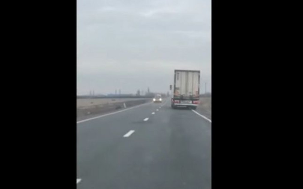 VIDEO Şofer, filmat conducând beat la volanul unui camion. L-au oprit furându-i cheile