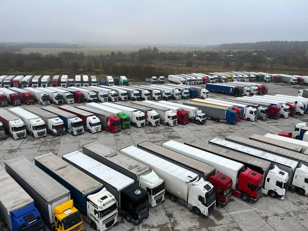 Comisia Europeană a încercat să rezolve problema camioanelor blocate în Belarus,