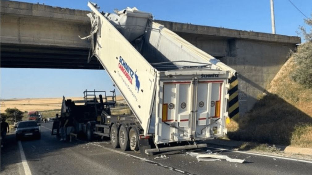 Unui șofer i s-a ridicat remorca care a lovit un pod. A rămas și fără cabină