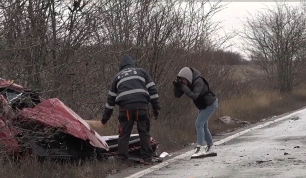 Un şofer a murit după ce a pierdut controlul şi a lovit două camioane