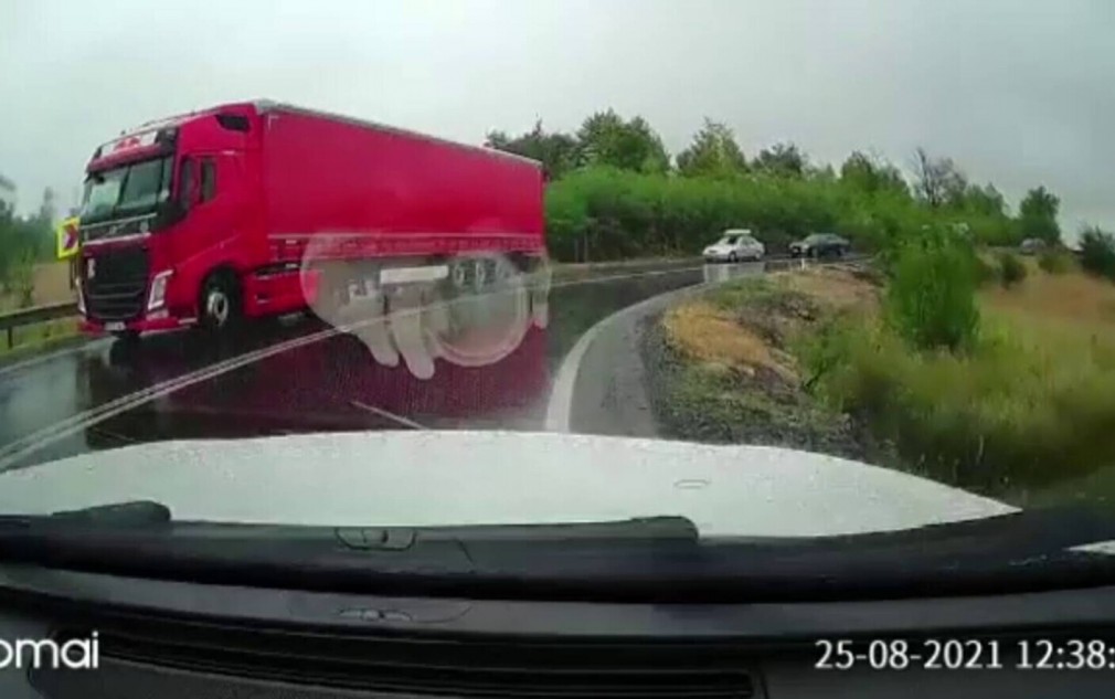 VIDEO  O mașină a lovit frontal un camion care venea din sens opus