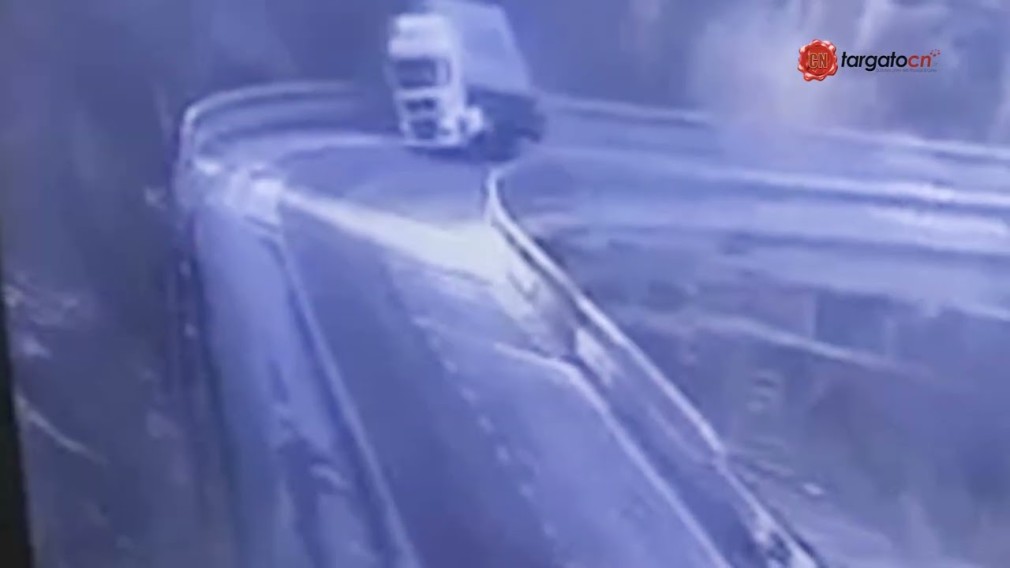 VIDEO Camion condus de un român s-a prăbușit în gol de la 15 metri de pe un viaduct