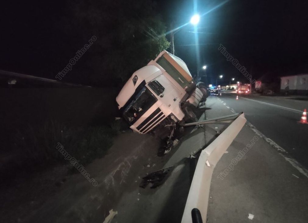 Un camion cu parapeți s-a răsturnat