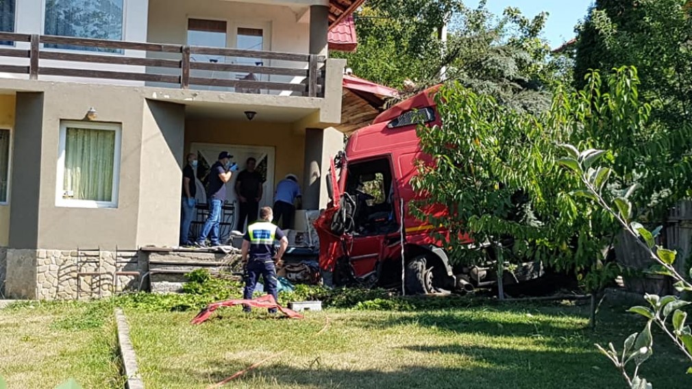 VIDEO: Șofer profesionist român, mort împreună cu o fetiță de 3 ani, în Bucium