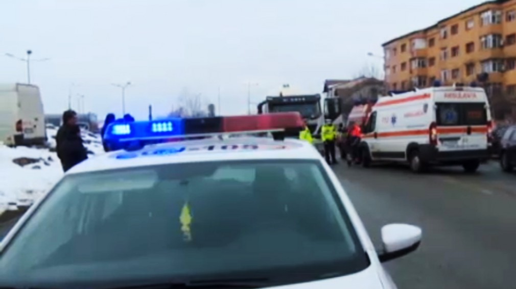 VIDEO: Bărbat lovit de camion pe trecerea de pietoni