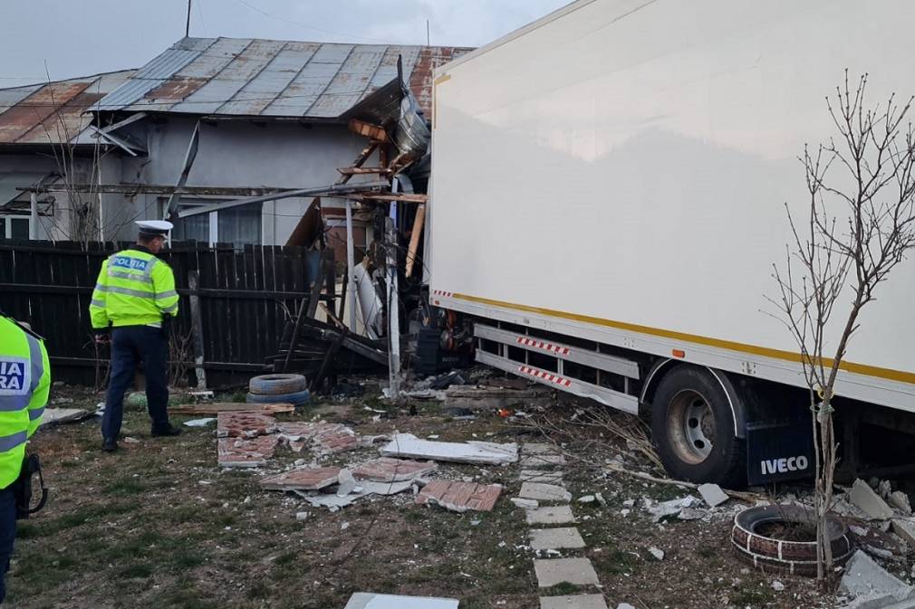 Un camion a intrat în garajul unei locuințe