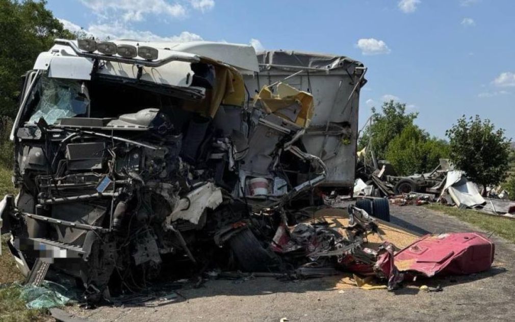 2 pompieri au murit după ce autospeciala lor a lovit un camion