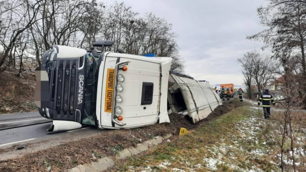 VIDEO. A intrat prea tare în curbă și a răsturnat camionul