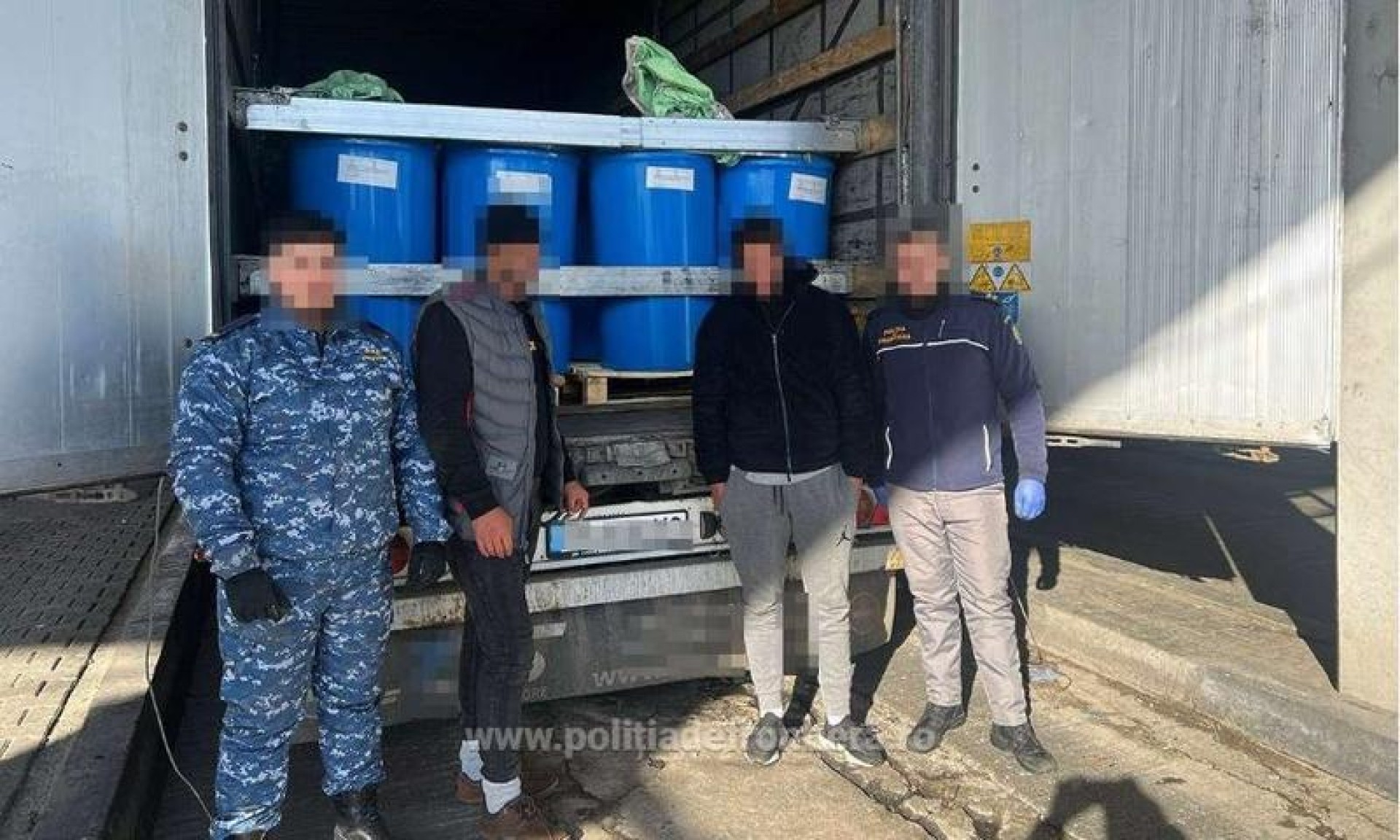 Doi palestinieni au încercat să intre în România ascunşi într-un camion