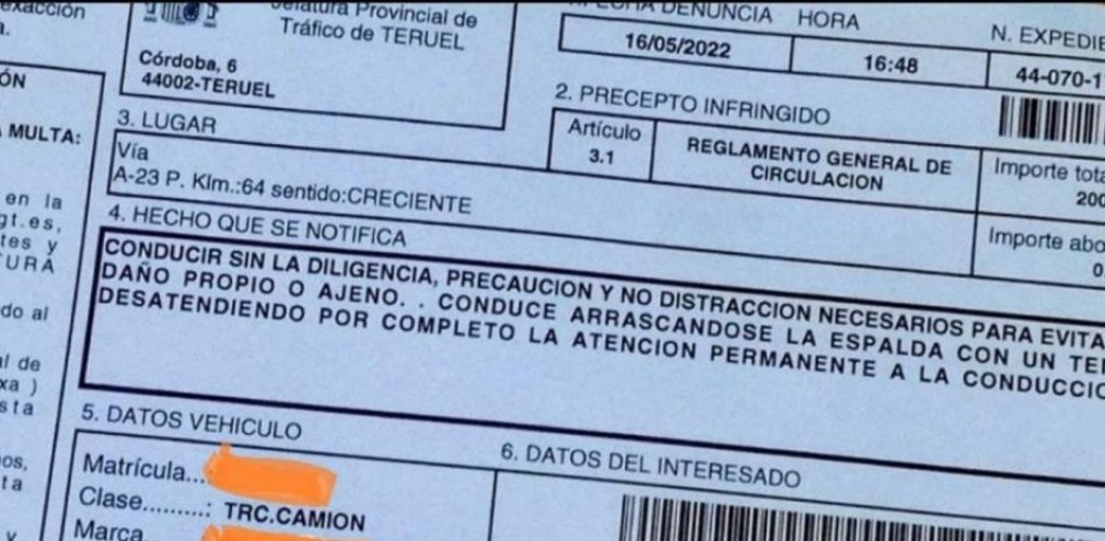 Spania. Un șofer profesionist a fost amendat pentru că se scărpina pe spate cu o furculiță