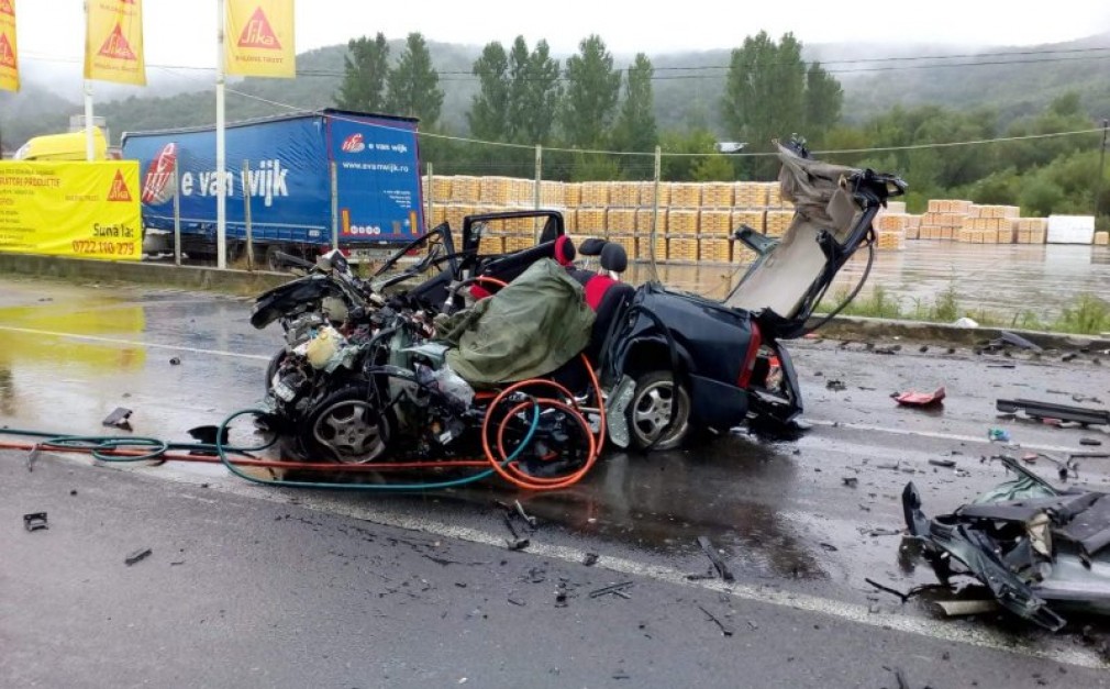 Șofer omorât pe loc după impactul cu un TIR