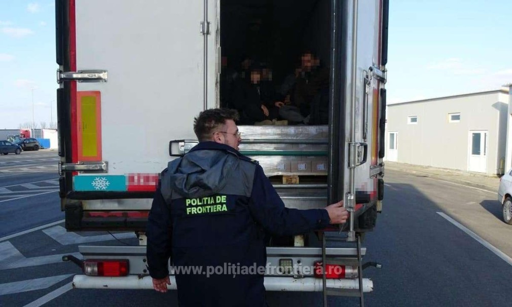 Camion cu 13 migranți descoperit de poliția de frontieră