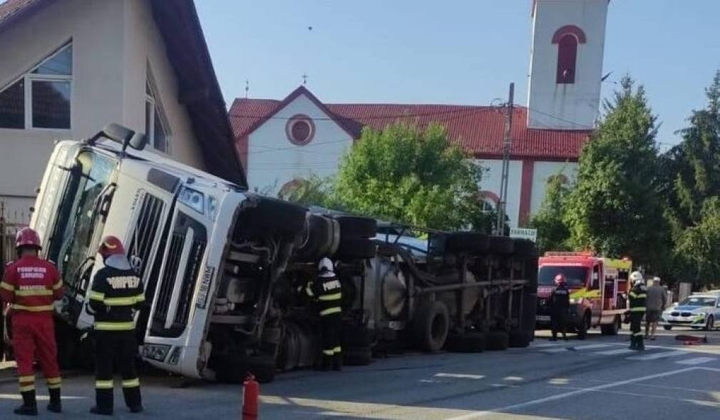 Un camion s-a răsturnat în fața unei primării