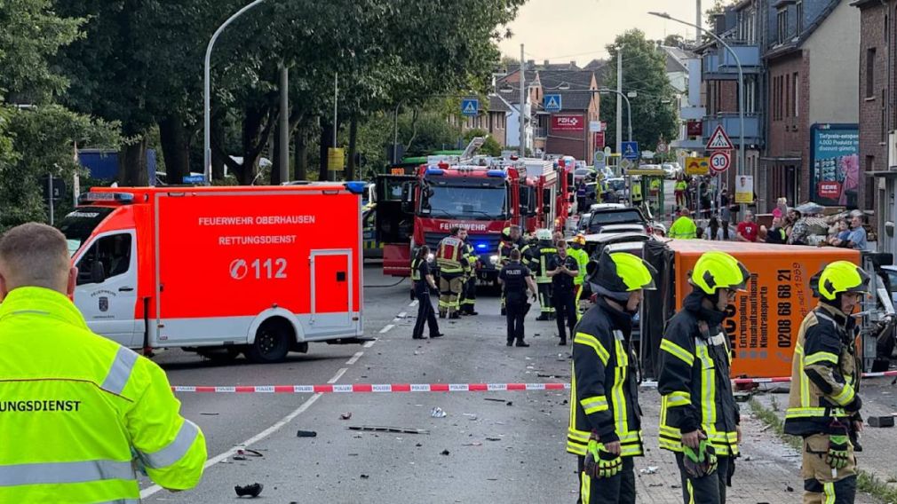 Un camion scăpat de sub control a lovit un bloc: 2 morți