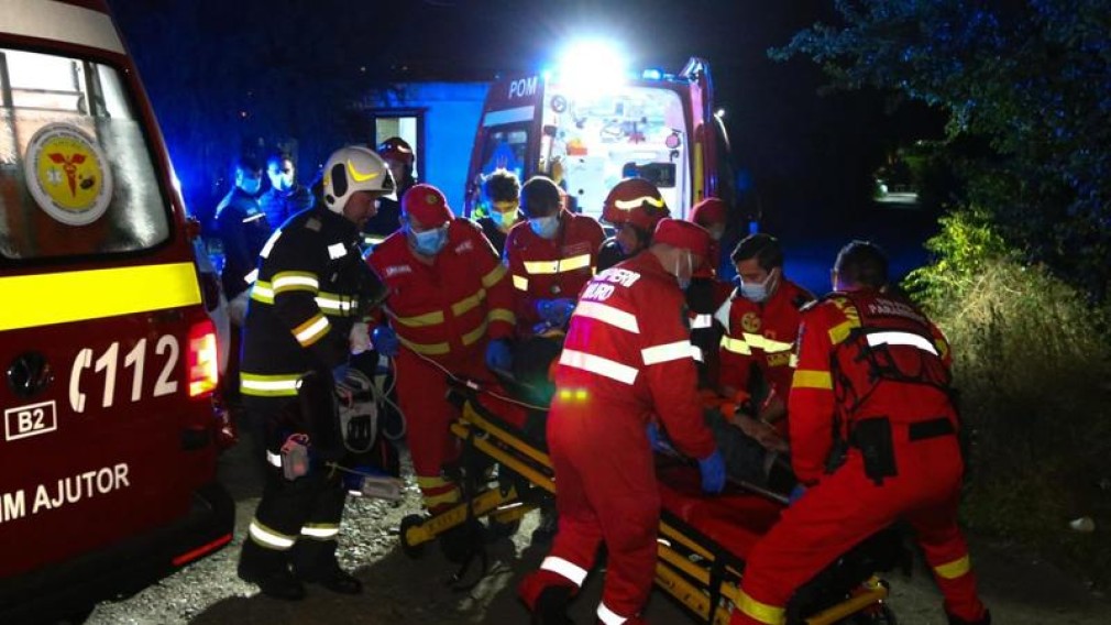 VIDEO. Șapte persoane au murit și două sunt rănite, într-un accident cu un camion și o ambulanță