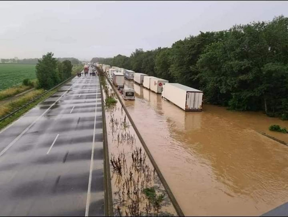 Zeci de camioane, luate de ape în Germania. La volan, șoferi români