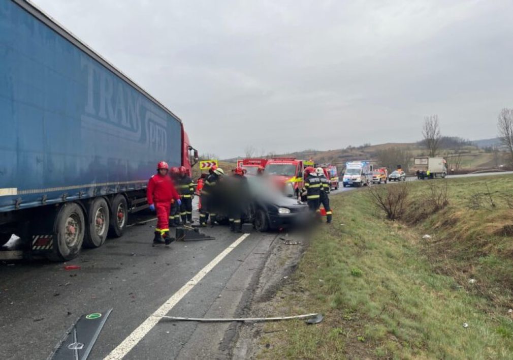 Cinci oameni au murit, inclusiv doi copii, după un accident cu 2 camioane