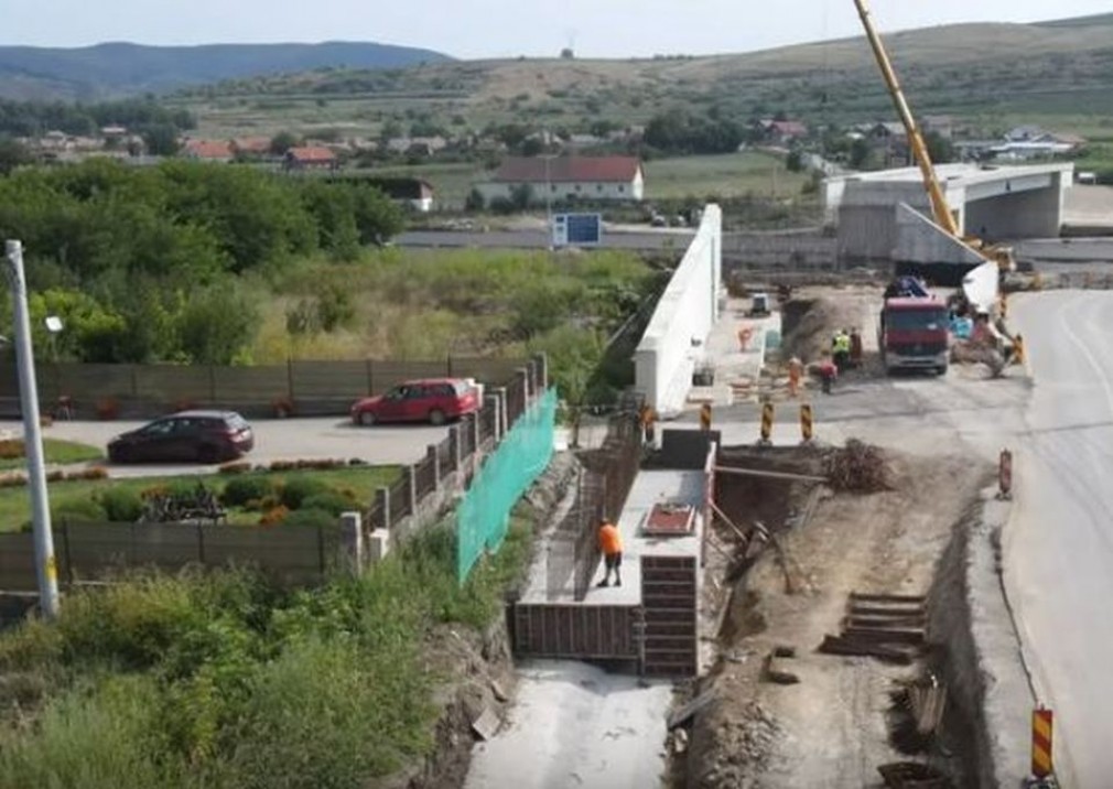 VIDEO O familie din Alba ar putea bloca deschiderea Autostrăzii Sebeș - Turda. „Prea mult praf”