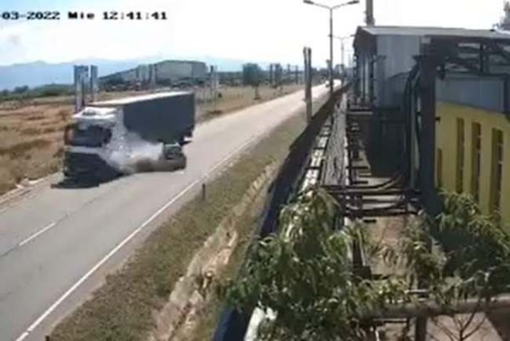 VIDEO Cum s-a produs accidentul în care un camion cu suc a lovit un autoturism