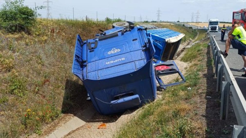Camion răsturnat pe A1 Arad-Timișoara. Intervine SMURD