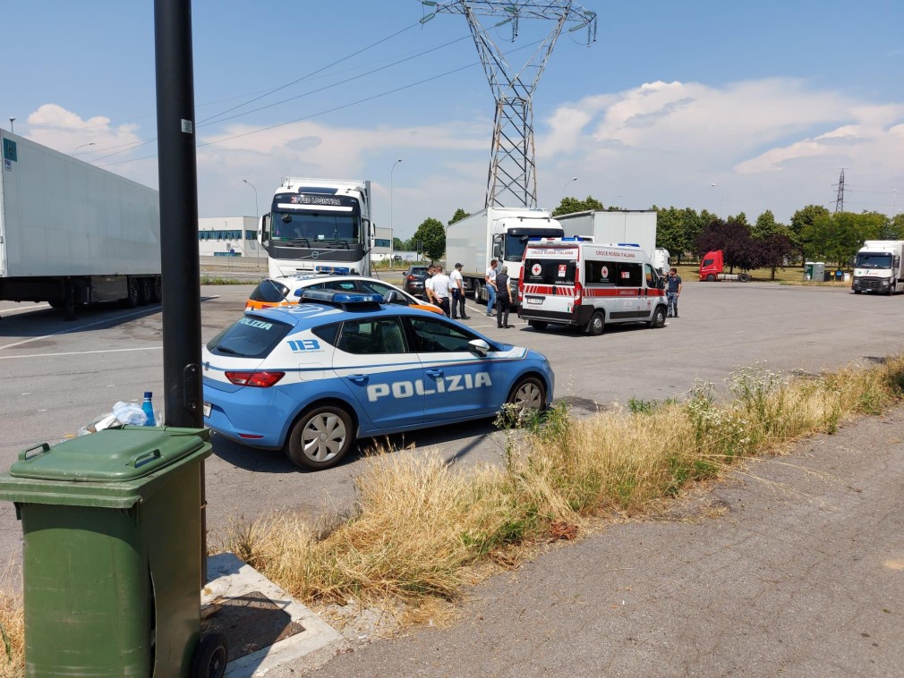 Șofer român de camion, găsit decedat în cabină într-o parcare din Italia
