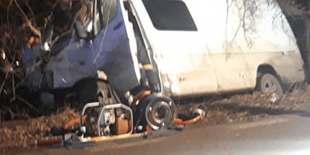 Un microbuz cu români care veneau din Londra s-a izbit de un copac: 2 morți și 7 răniți