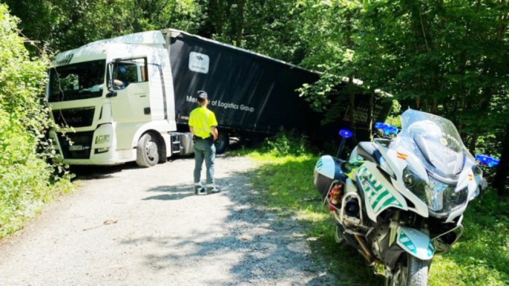 Spania. Un șofer profesionist, rămas blocat cu camionul în pădure