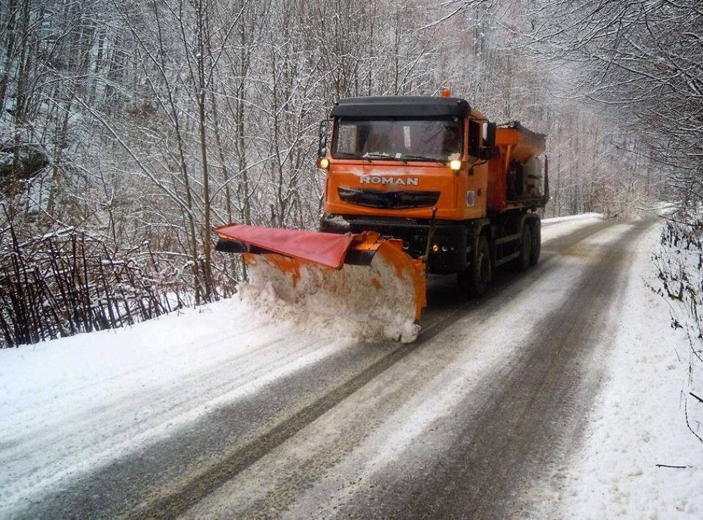 Trei sectoare de drum naţional, cu circulaţie oprită din cauza ninsorii şi viscolului