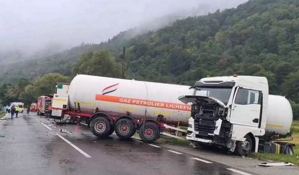 O cisternă cu GPL s-a ciocnit cu un camion. Pericol de explozie