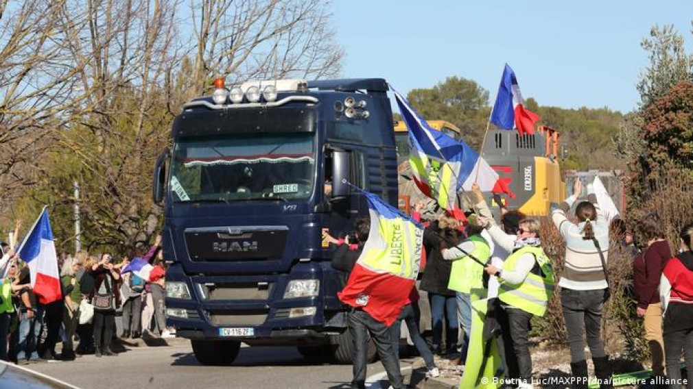 VIDEO Șoferii de camion protestează masiv în stradă în SUA, Canada, Austria, Belgia, Franța