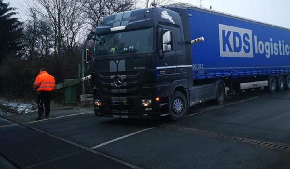 Șofer român, rămas cu camionul blocat în barieră