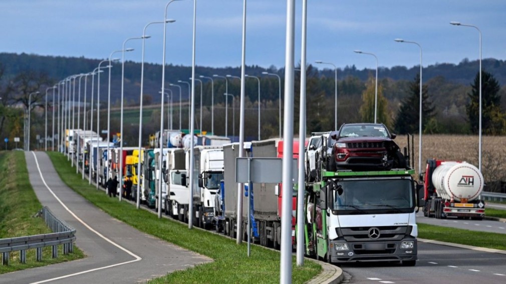 Polonia închide granițele pentru camioanele din Ucraina