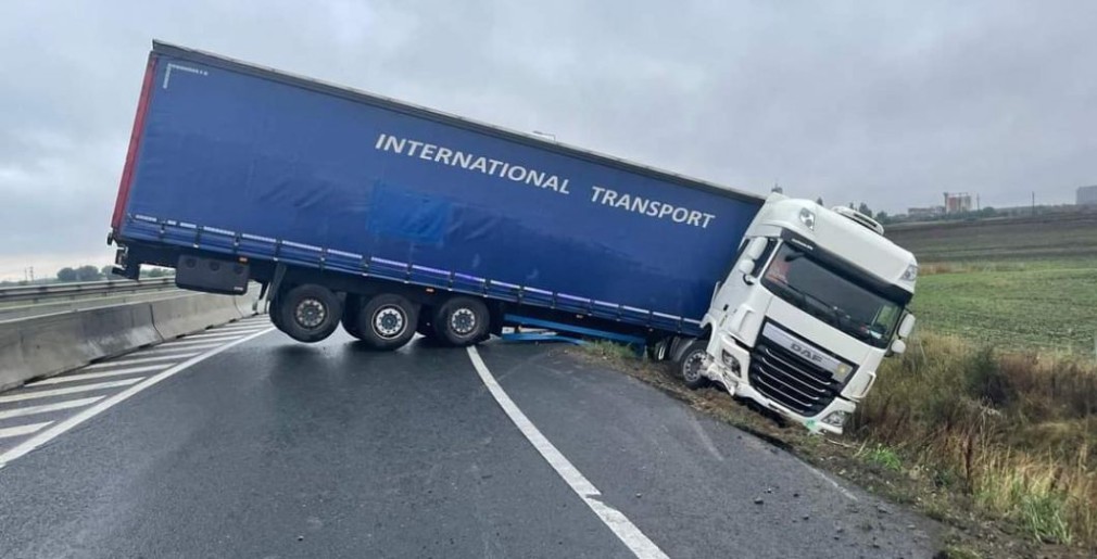 Un camion a blocat traficul în apropiere de Arad
