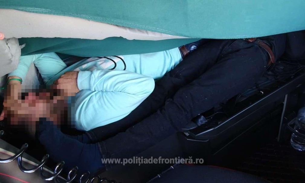 VIDEO Doi cetățeni străini depistați ascunși în cabina unui autocamion, sub o saltea