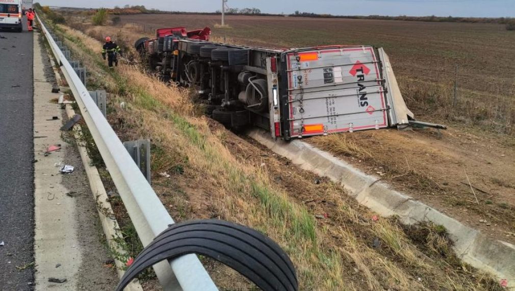 Un camion a ieșit în decor de pe autostradă