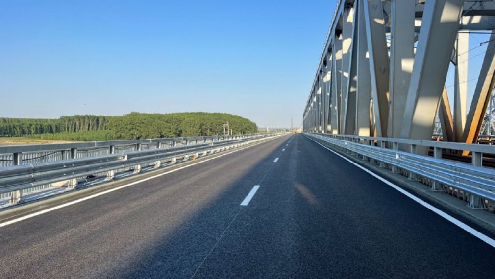 Transportatorii plătesc în avans taxa de pod de la Fetești. CNAIR îi amendează
