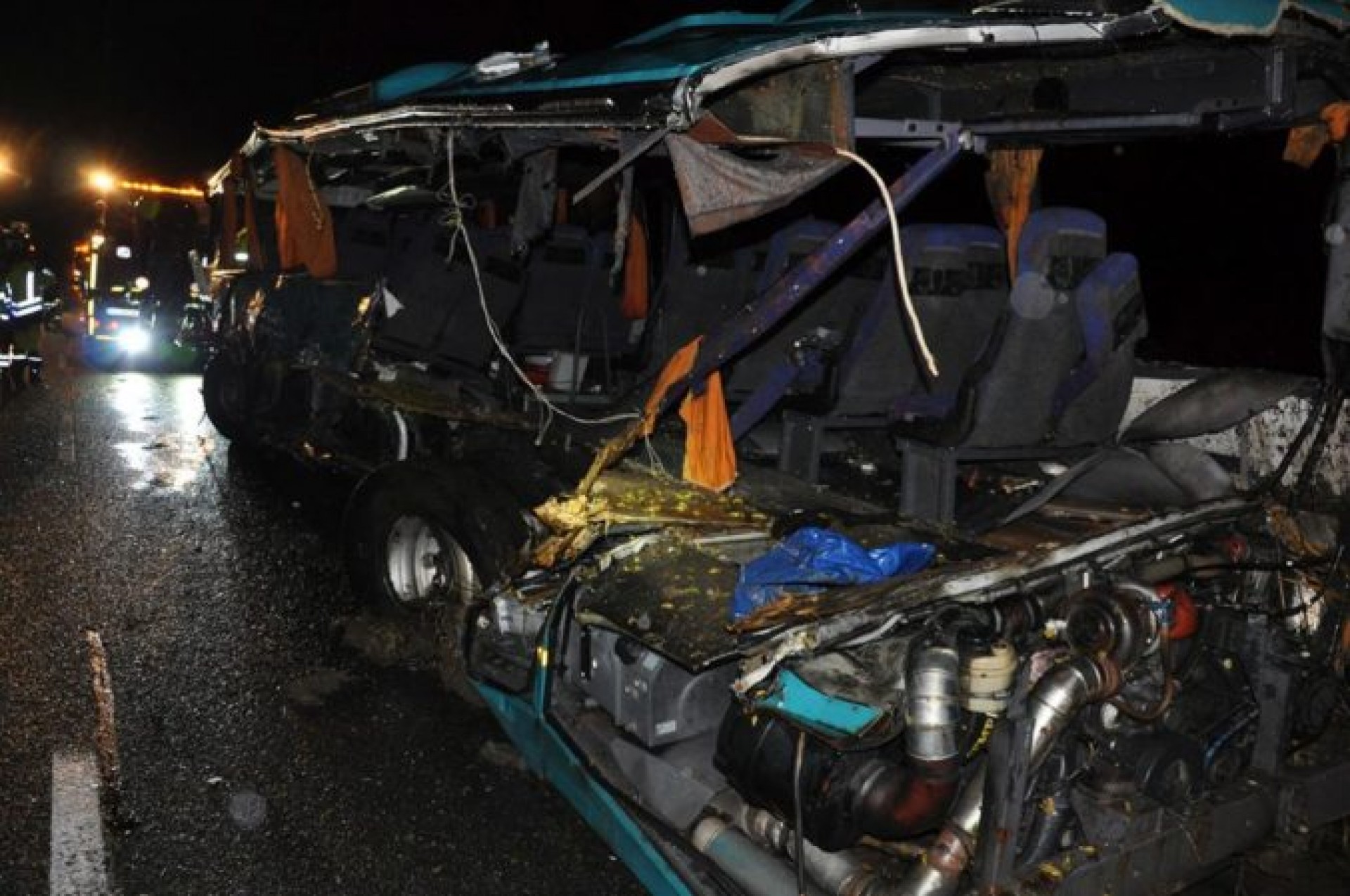 VIDEO terifiant. 13 morți după ce un camion a lovit un autobuz