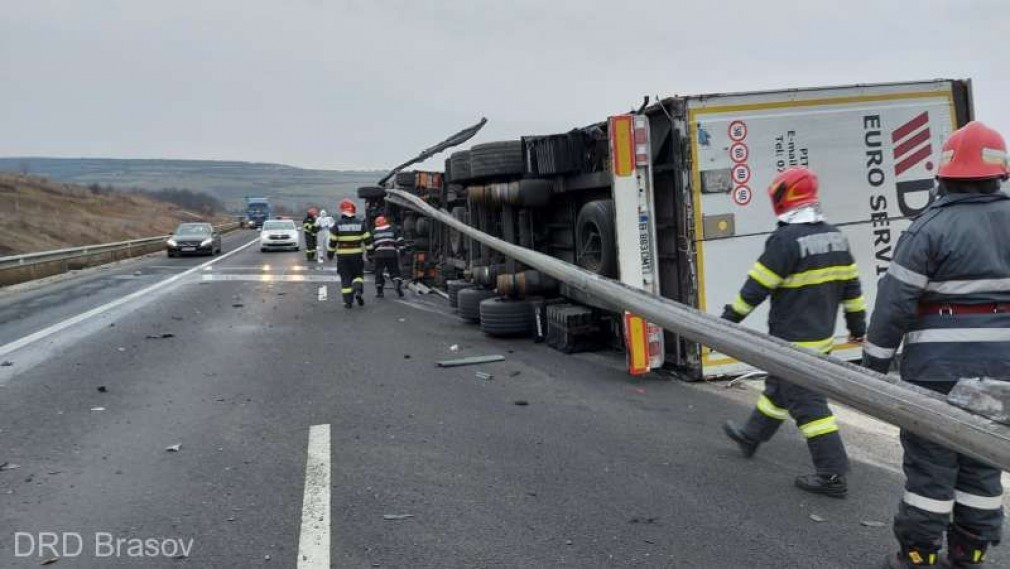 Un camion a rupt 300 de metri de parapet după ce s-a răsturnat pe autostradă