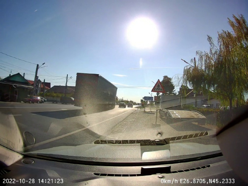 VIDEO. Cum a evitat un șofer de camion un carambol după ce două mașini s-au tamponat
