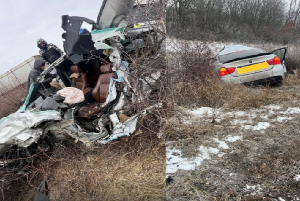 Un BMW a ieșit în decor apoi a ajuns sub un camion